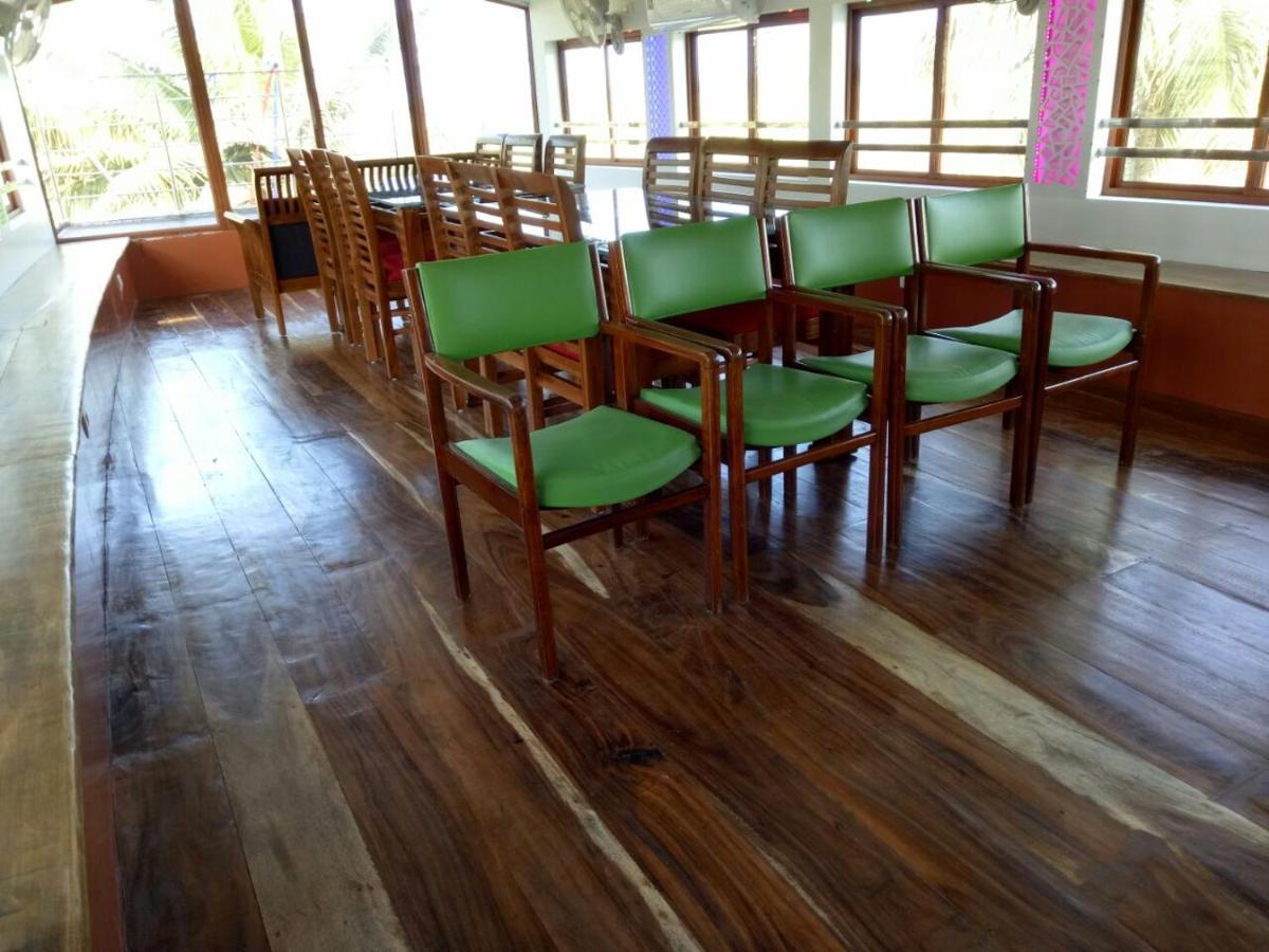 Marari Houseboat Hotel Mararikulam Exterior photo