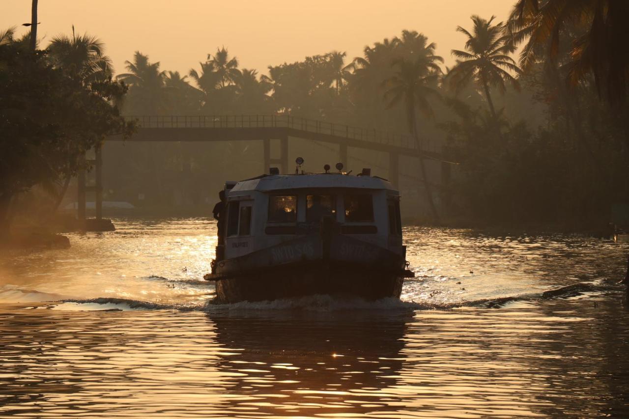 Marari Houseboat Hotel Mararikulam Exterior photo