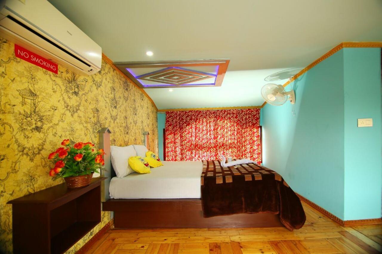 Marari Houseboat Hotel Mararikulam Exterior photo