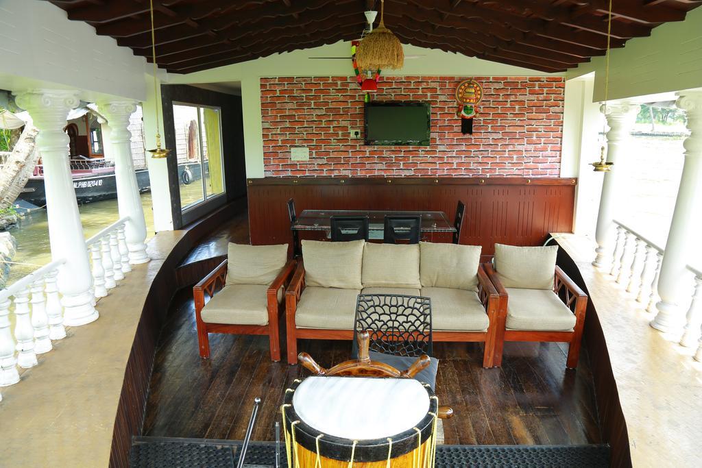 Marari Houseboat Hotel Mararikulam Exterior photo