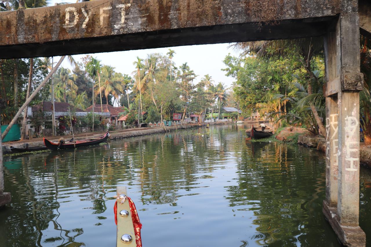 Marari Houseboat Hotel Mararikulam Exterior photo